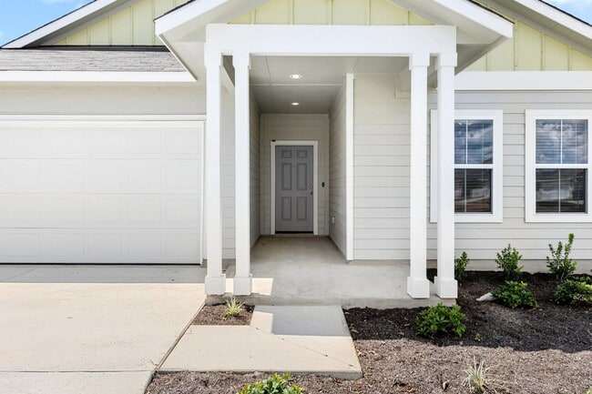 Building Photo - Modern Kyle Home Available for an April Move-In!