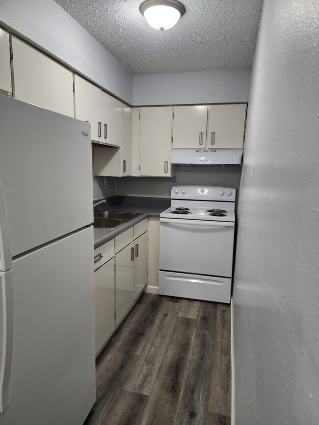 Building Photo - 102 Oak St