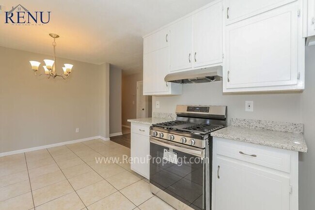 Building Photo - Now Available! 3 bed 2 bath!