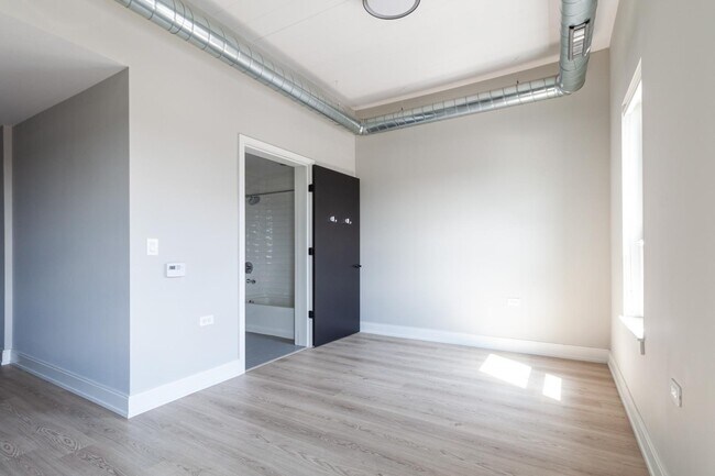 Building Photo - 941 W Belmont Ave