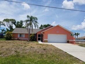 Building Photo - 3824 SW 14th Ave
