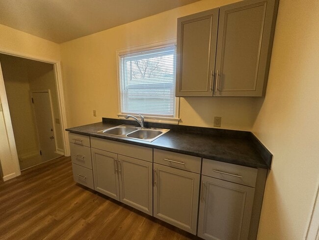 Building Photo - 305 S 33rd St