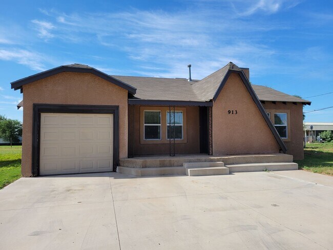 Foto del edificio - LARGE HOME WITH FENCED YARD NEAR LOCKWOOD ELEMENTARY SCHOOL