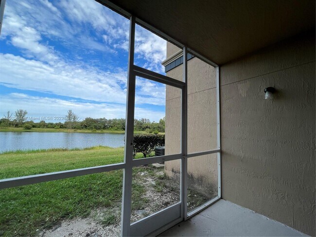 Foto del edificio - 1133 Golden Lakes Blvd