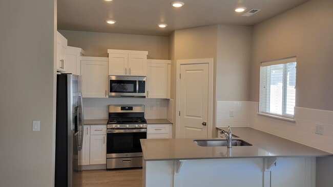 Building Photo - Cedar City 3 bed | 2 Bath | 2 Car Townhome