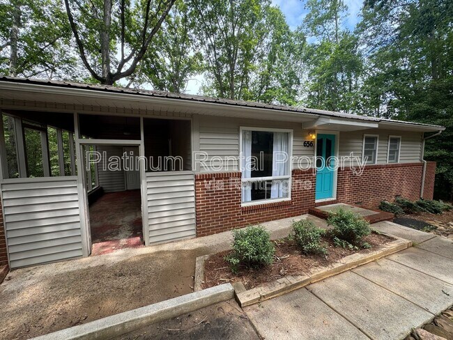 Foto del edificio - 656 N Chestatee St