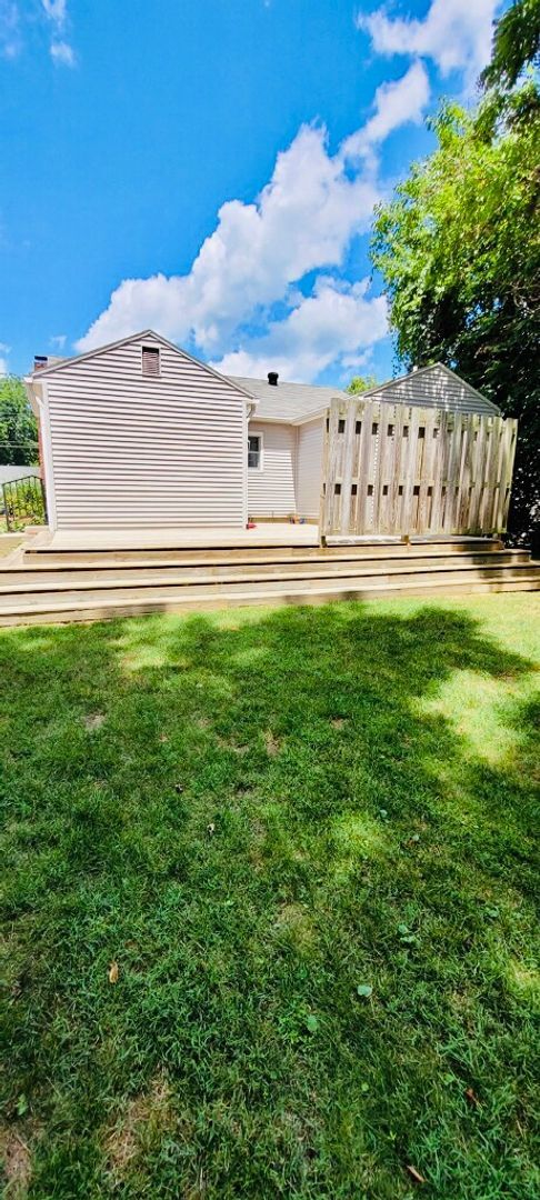 Building Photo - Great location -2BR, 2BA with Yard and Garage