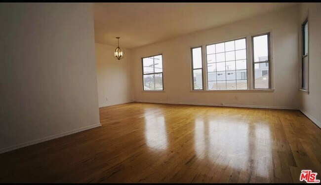 Foto del edificio - 2620 S Barrington Ave