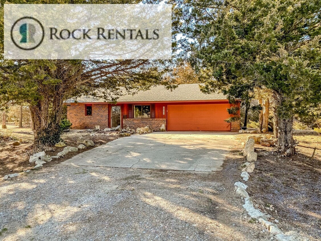 Primary Photo - 3 Bed 2 Bath House near the Crazy Horse Go...