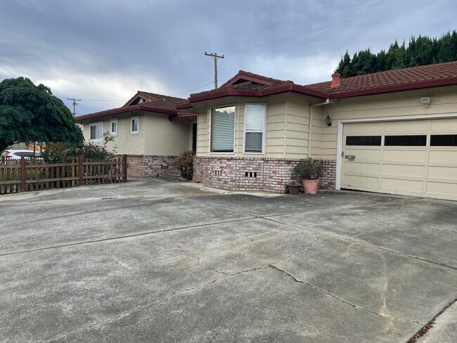 Building Photo - 792 Los Olivos Dr