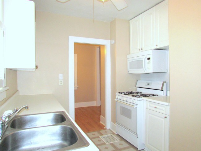 Building Photo - 1203 W Ash St