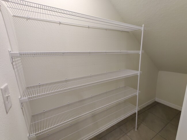 Building Photo - 423 Whispering Oaks Ct