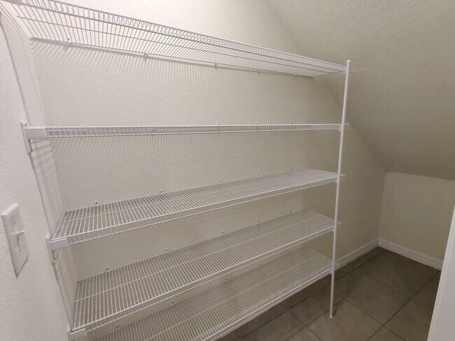 Foto del edificio - 423 Whispering Oaks Ct