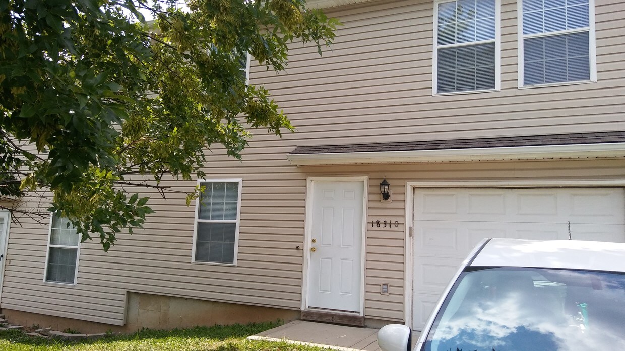 18225 E 12th Terrace N, Independence, MO 64056 Townhome Rentals in