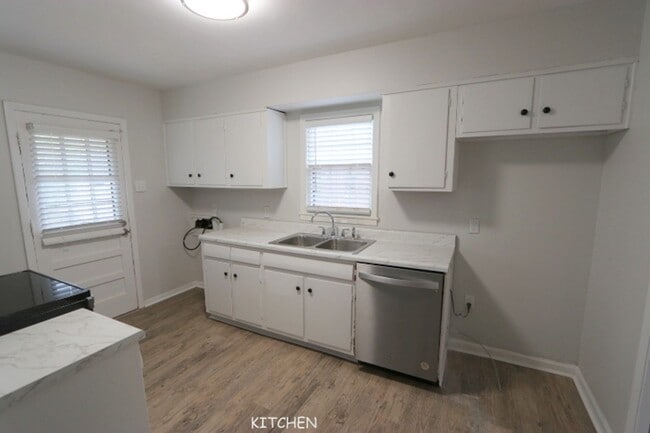 Foto del edificio - 1648 Ivy Rd