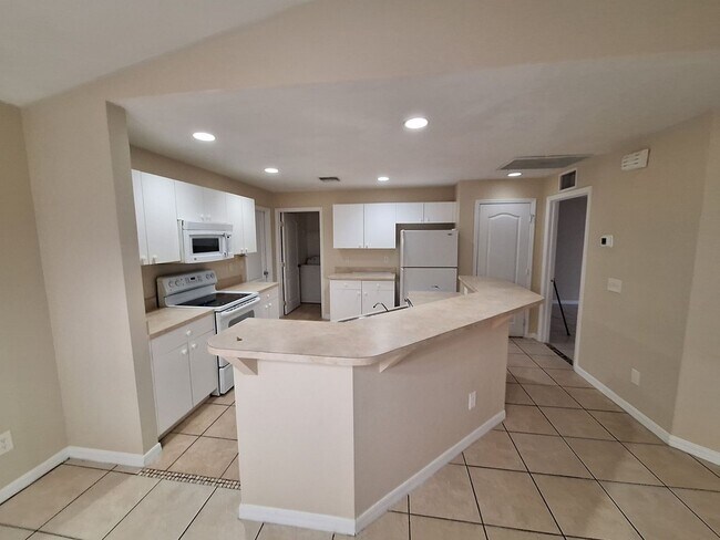 Foto del edificio - Single Family Home 3/2 , 2 car garage RECE...