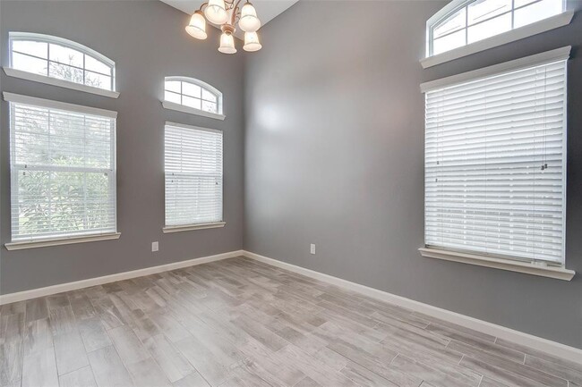 Building Photo - 8930 Willow Wind Ln