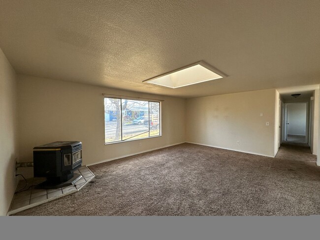 Foto del edificio - 3 Bedroom / 1 Bathroom House in Madras Oregon