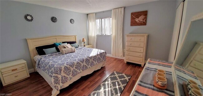 Foto del edificio - 2121 Collier Ave