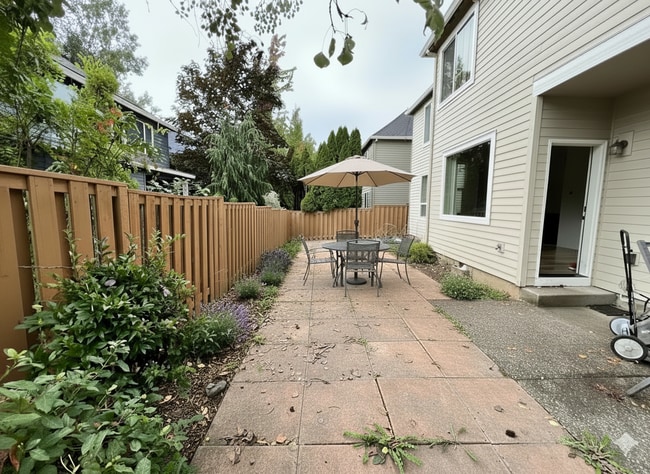 Building Photo - 5906 NE Skipton St