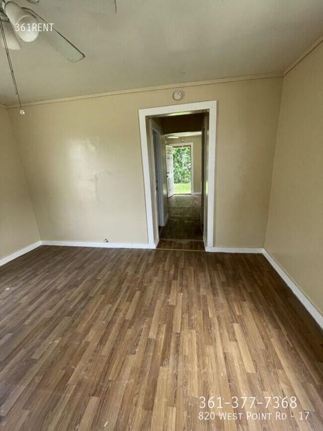 Foto del edificio - 820 W Point Rd