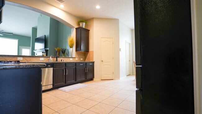 Building Photo - 2109 Mooncrest Dr