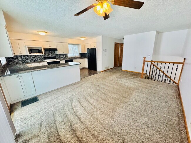 Foto del edificio - Single Family Home with 4-Bedrooms and 2 bathrooms in Coon Rapids