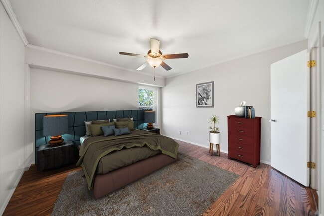 Building Photo - Move-in ready 2-bed, 2-bath condo in the d...