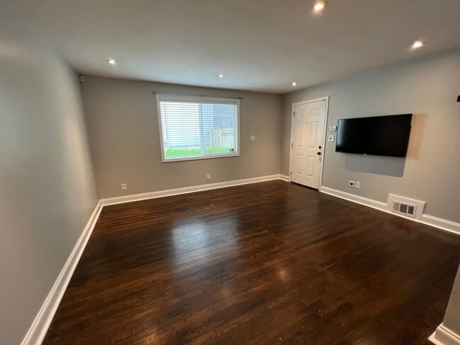 Building Photo - Cozy East Nashville Home!