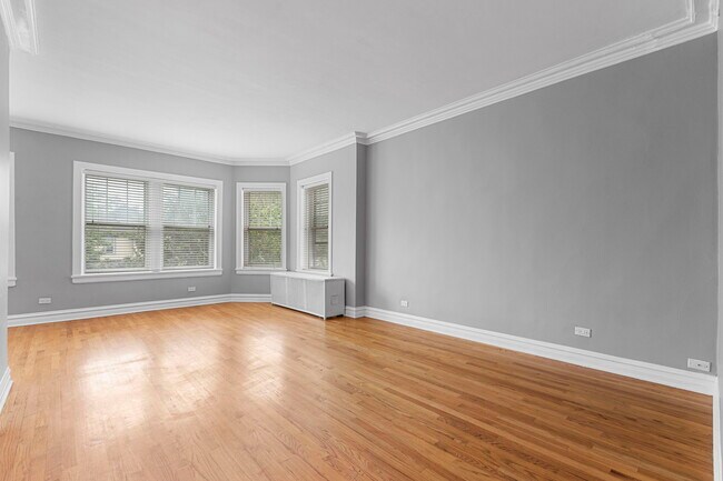 Living room - 6108 N Hermitage Ave