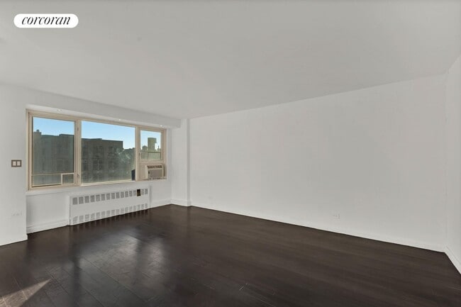 Building Photo - 900 W 190th St