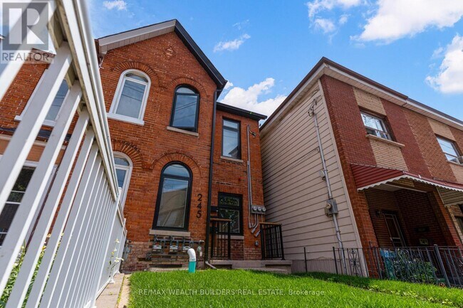 Photo du bâtiment - 245 Brock Ave