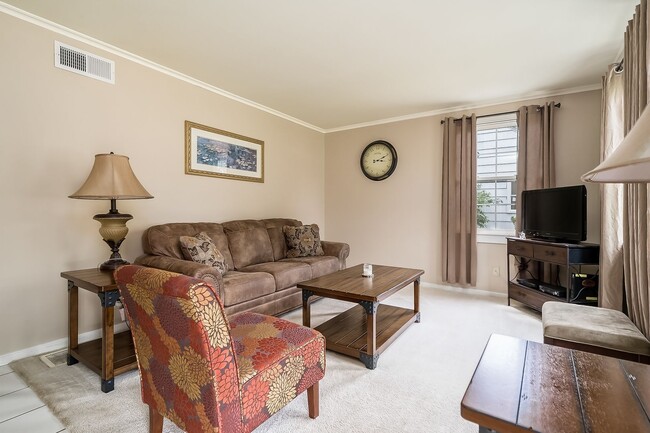 Building Photo - Ranch in the heart of Colonial Hills, fenc...