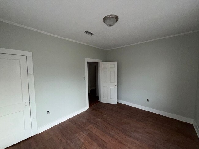 Building Photo - 5 bedrooms 2 baths