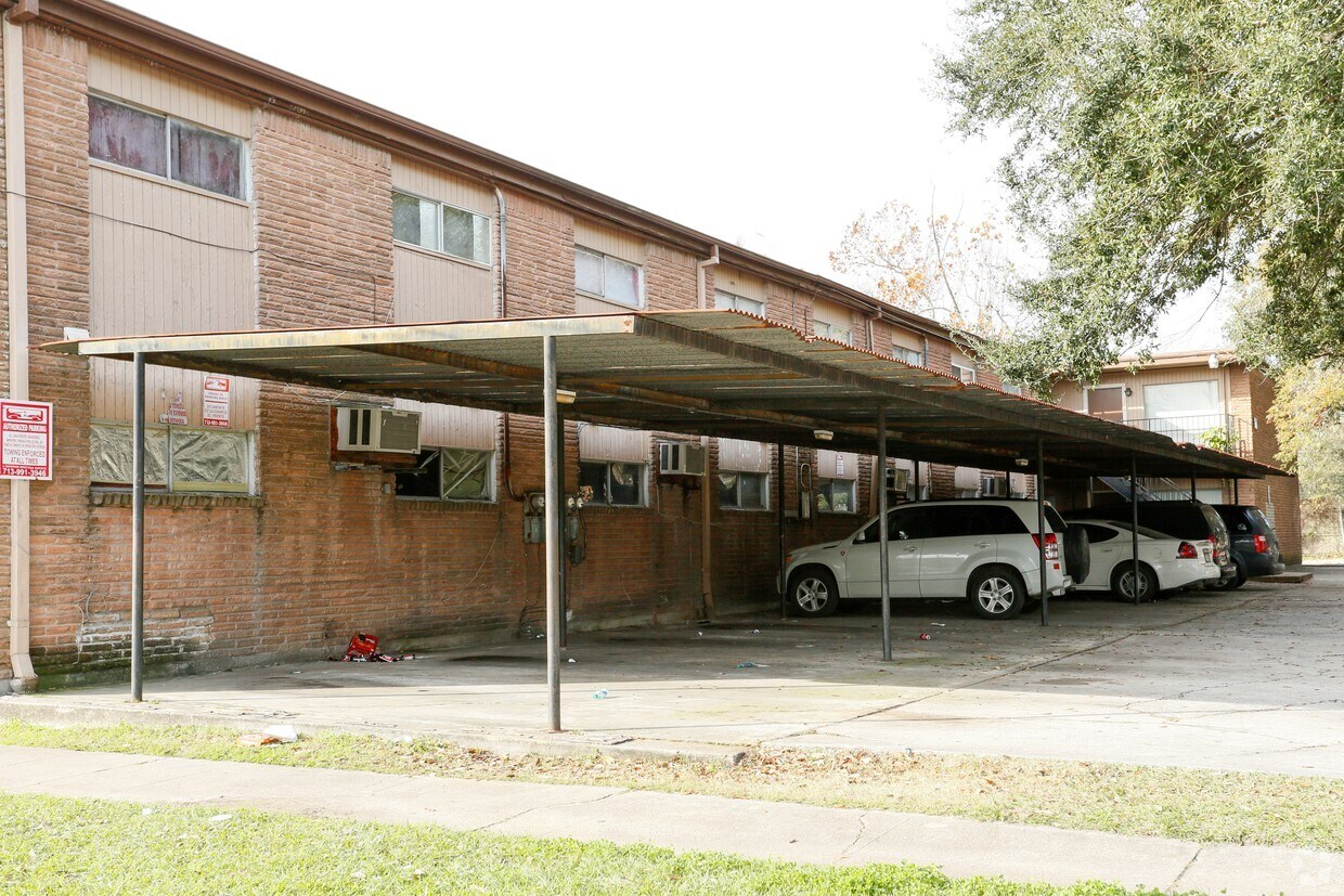 White Cliff Apartments in Houston, TX