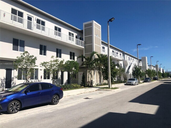 Foto del edificio - 6455 NW 103rd Pl