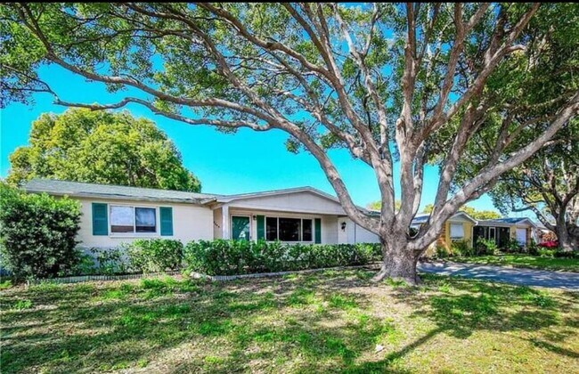 Building Photo - 3645 Panola Dr