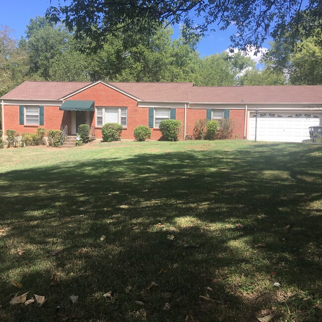 Front - 806 W Hillwood Dr