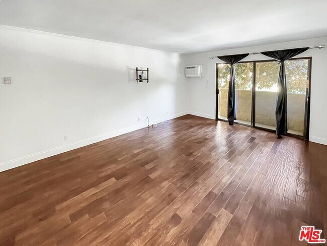 Foto del edificio - 837 N W Knoll Dr