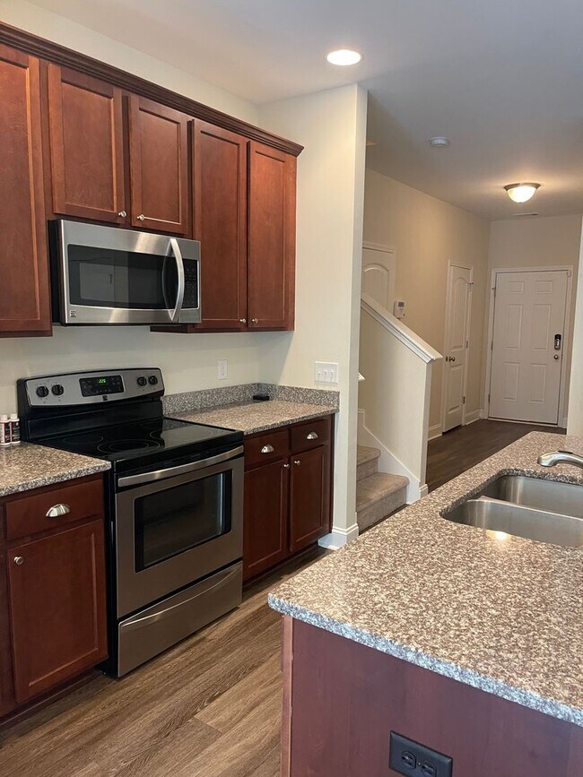 Foto del edificio - 3 bed 2.5 townhome Available now!