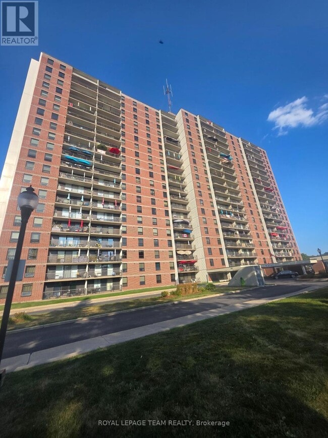 Building Photo - 665-665 Bathgate Dr