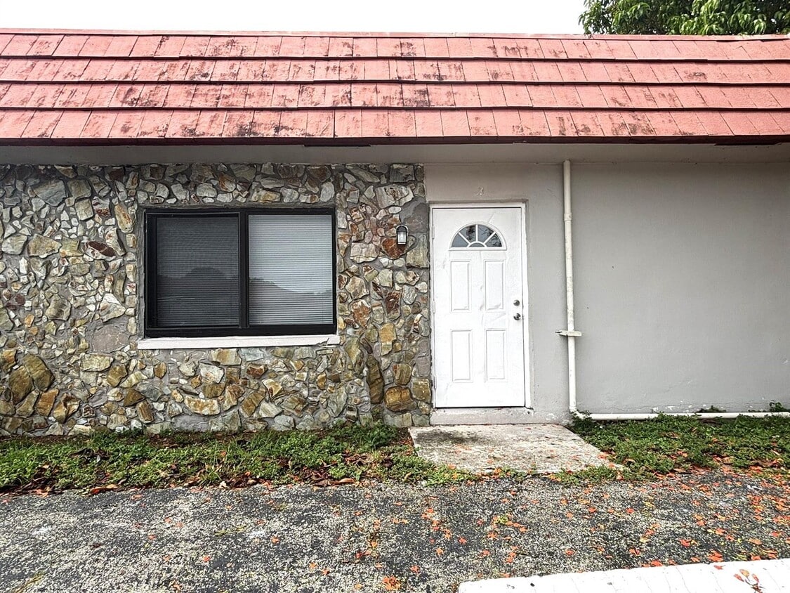 Primary Photo - 7635 SW 10th St