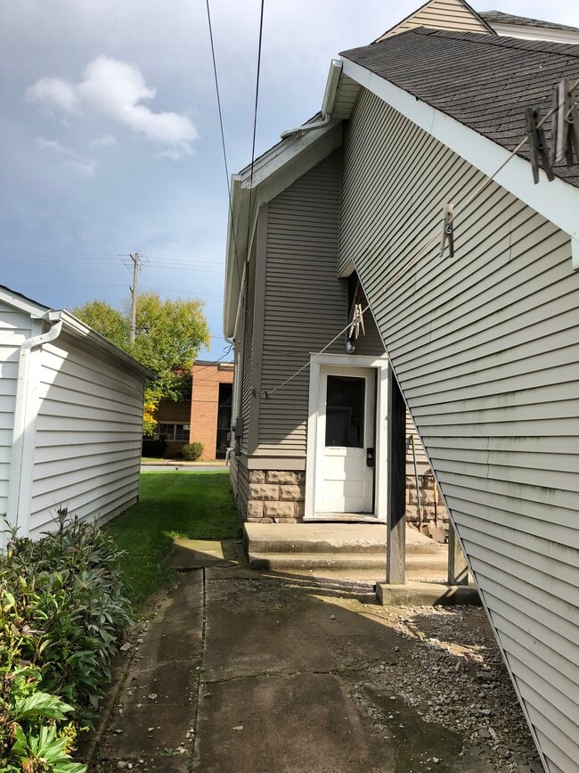 Building Photo - 1033 9th Ave