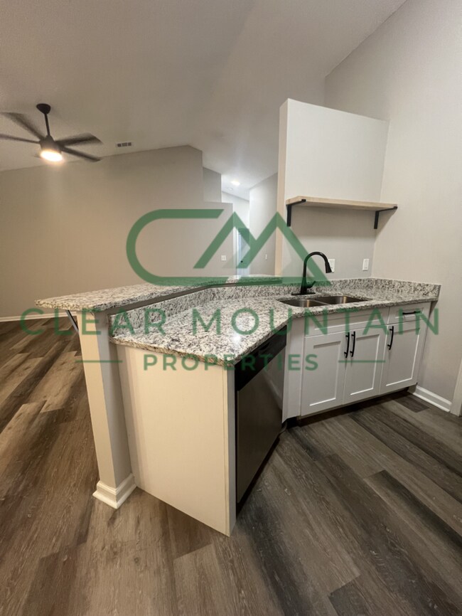 Foto del edificio - WINTER IS COMING - REDUCED RENT $1700