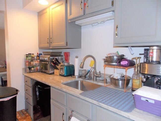 Building Photo - 55 Howland St