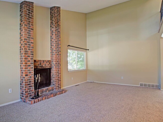 Building Photo - 3201 Breckenridge Dr E