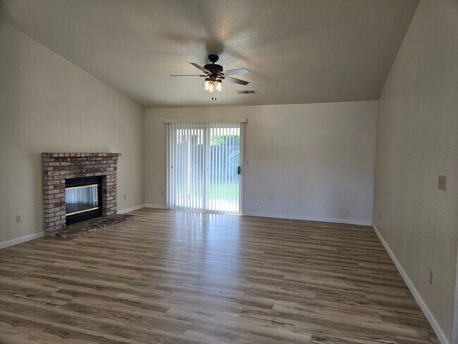 Foto del edificio - 348 Leffler Pl