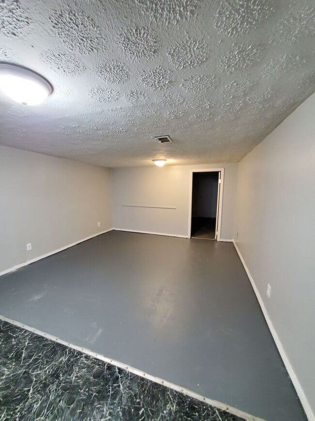 Building Photo - 3 BEDROOM SINGLE FAMILY HOME