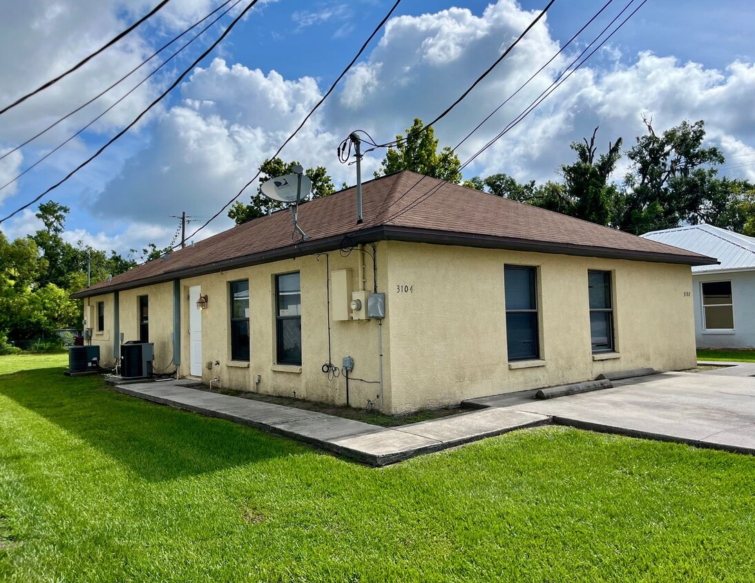 Primary Photo - 2 Bed/1 Bath Duplex