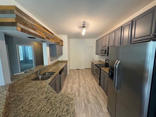 Foto del edificio - Beautiful 3 Bedroom Single Family Home nea...